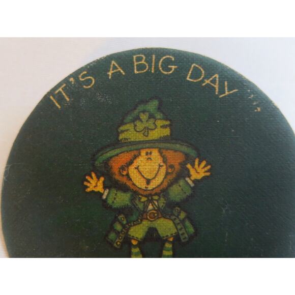 Vintage Hallmark Irish Leprechaun Pin St Patricks Day "...Wee Folk" 1979 Green - Picture 3 of 7